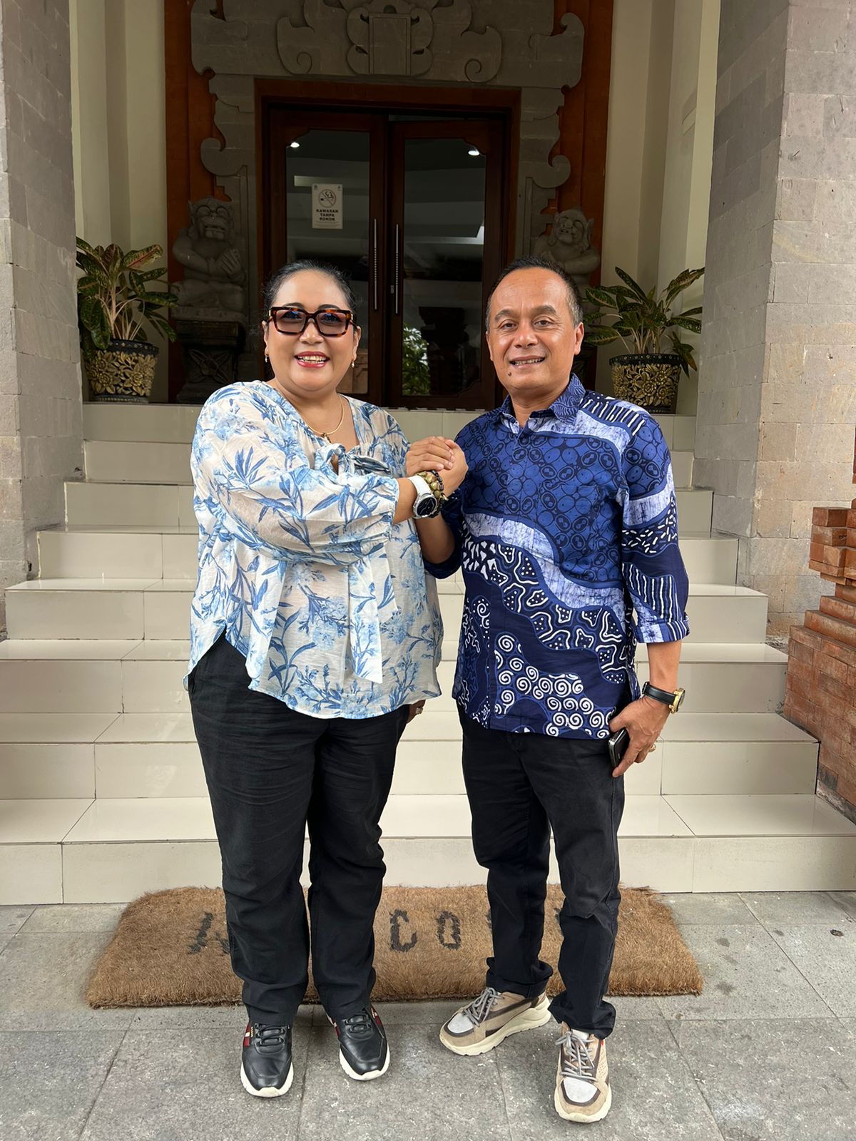 KERJA: Pertemuan Ketua DPC PDIP Gunungkidul Endah Subekti (Kiri) dan Sekretaris DPW Nasdem DIY Suharno (Kanan) di Bali, Rabu (24/4). (Dok Pribadi)