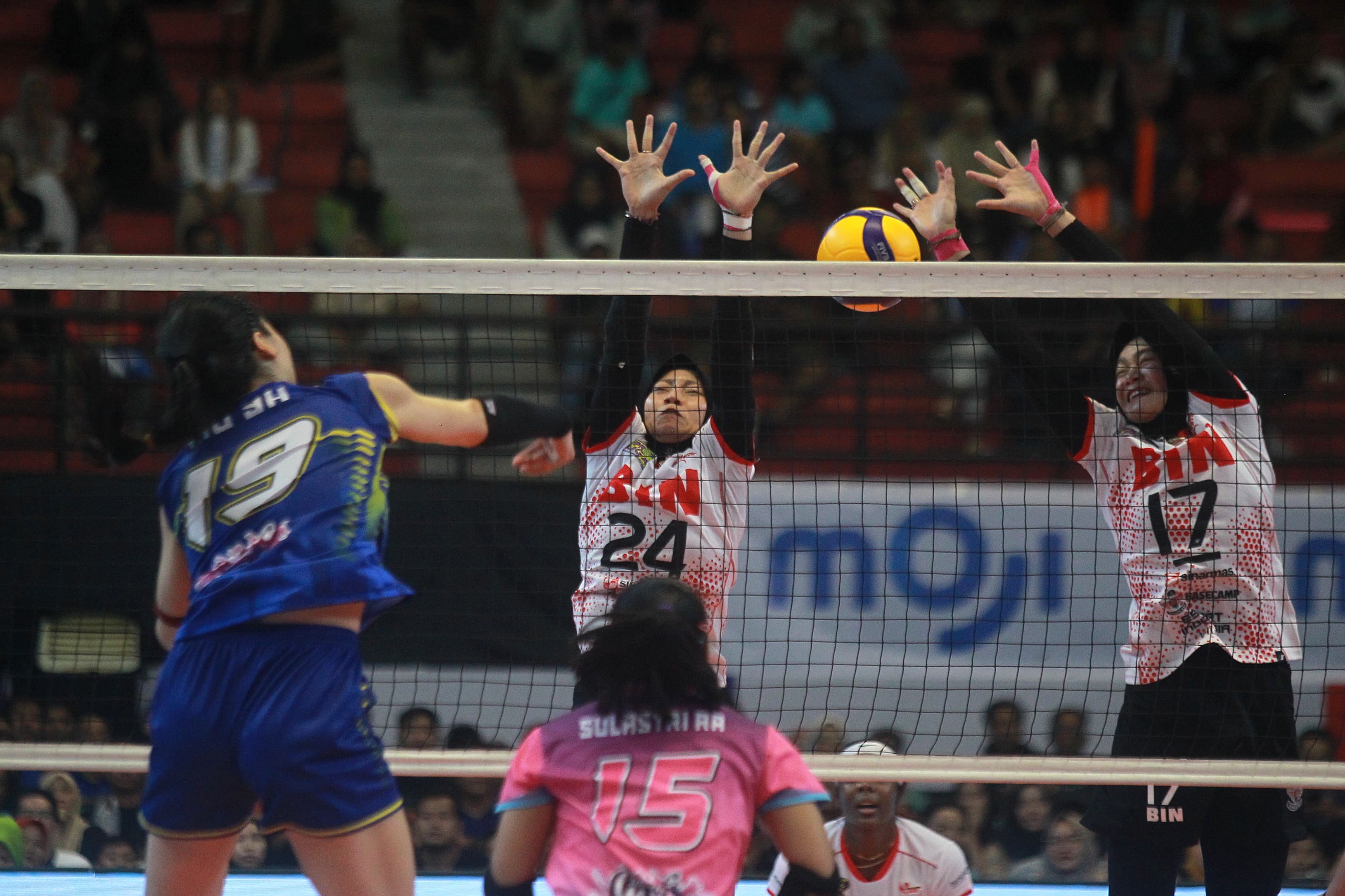 SMASH: Pertandingan tim putri Jakarta BIN (putih) melawan Jakarta Livin Mandiri (biru) dalam pertandingan Proliga 2024 di GOR Amongrogo, Kota Jogja, Kamis (25/4).