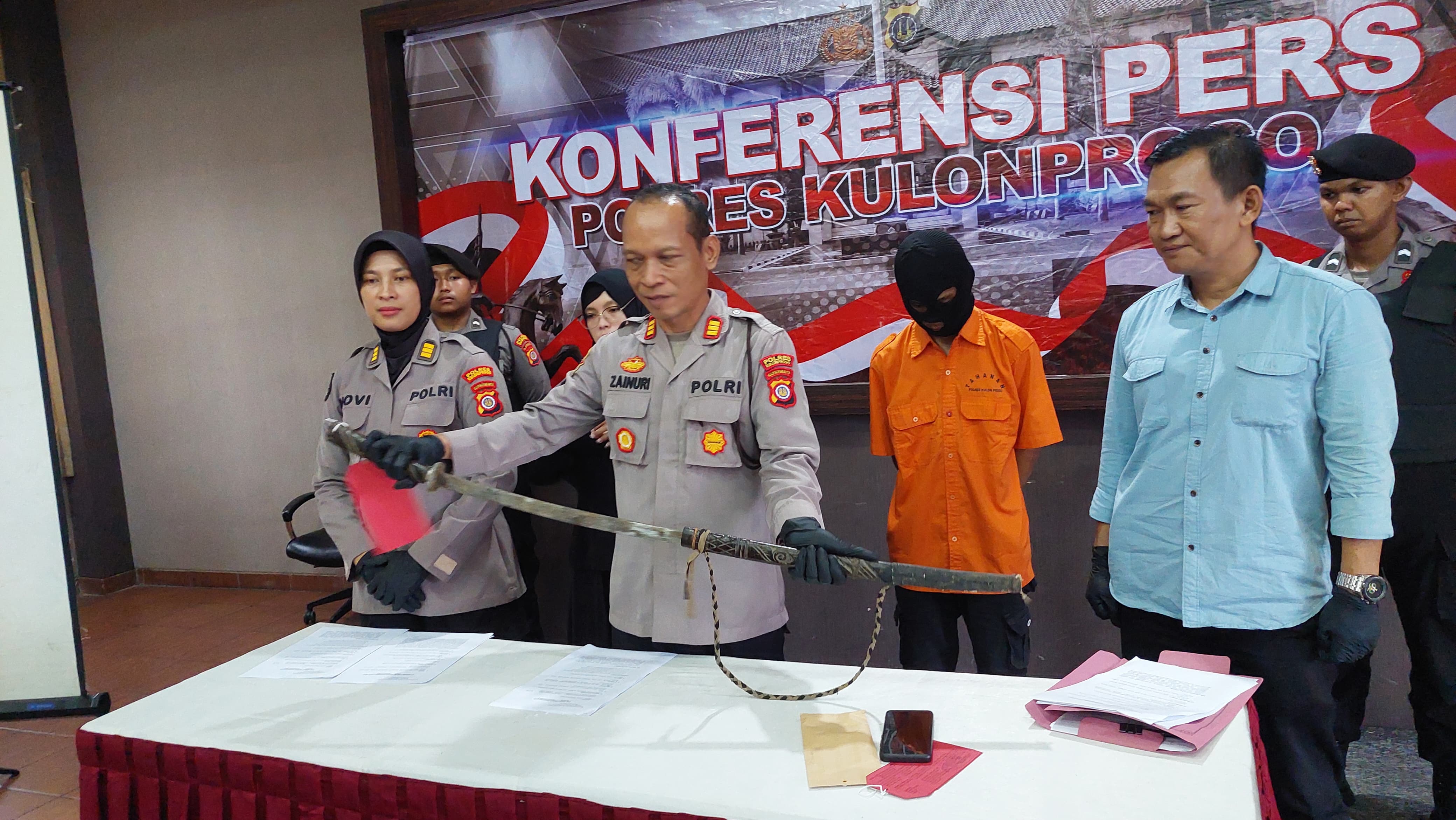 UNGKAPAN: AKP Zainuri tunjukan barang bukti berupa senjata tajam yang digunaka pelaku untuk membacok. (Anom Bagaskoro/Radar Jogja)