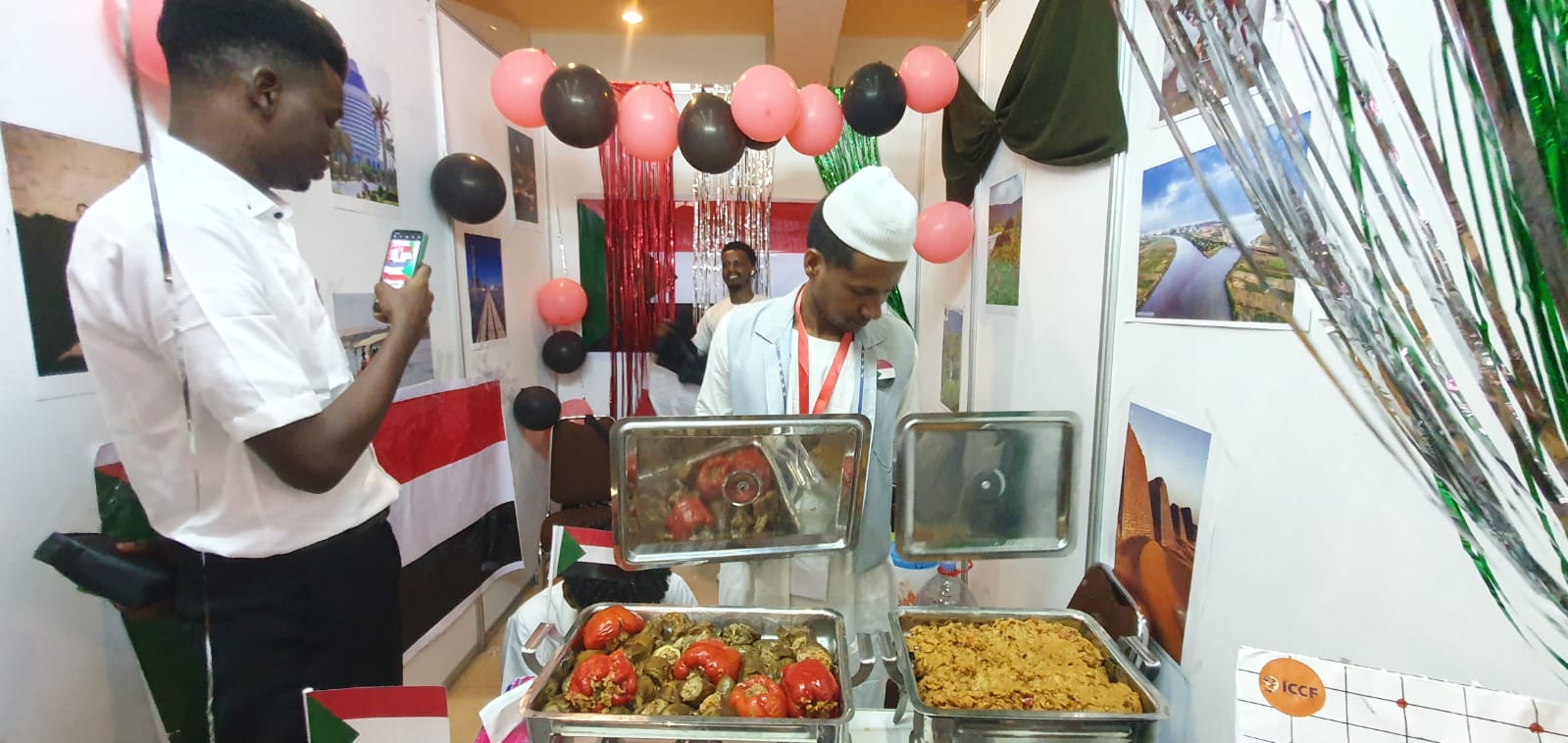 BERSAHABAT - Suasana di gerai mahasiswa asal Sudan yang disajikan dalam kegiatan International Cultural and Culinary Festival (ICCF) di Sportarium  UMY, Rabu (25/4/2024)