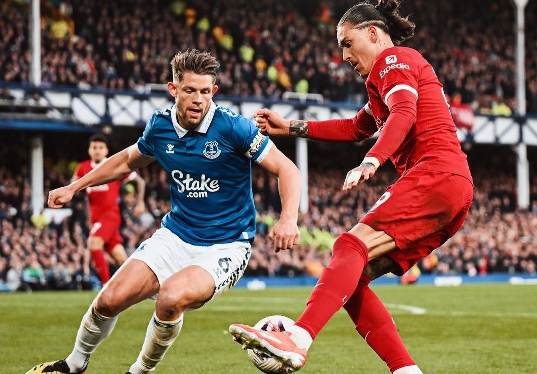 TENANG: Darwin Nunes (merah) coba melewati James Tarkowski (biru) dalam pertandingan Liverpool kontra Everton (ig liverpoolfc)