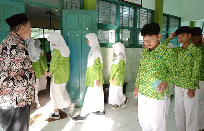 SEMANGAT - Pelajar MTsN 2 Kulon Progo masuk kelas untuk persiapan assessment madrasah di sekolahnya. Kankemenag Kulonprogo untuk Radar Jogja