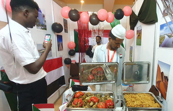 BERSAHABAT: Suasana di gerai mahasiswa asal Sudan yang disajikan dalam kegiatan International Cultural and Culinary Festival (ICCF) di Sportarium UMY, Rabu (25/4/2024).GUNAWAN/RADAR JOGJA