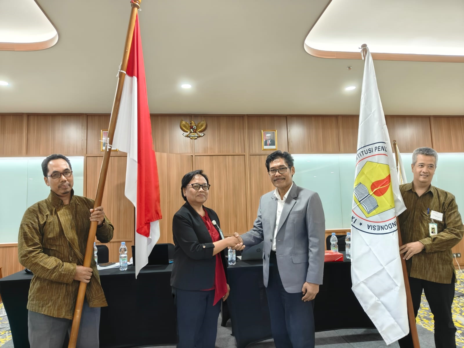 DILANTIK: Ketua AIPViKI Regional XIII DIJ periode 2024-2028 Enik Listyaningsih saat dilantik oleh ketua II pengurus pusat AIPViKI.