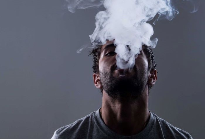 Ilustrasi orang yang menghisap rokok elektrik