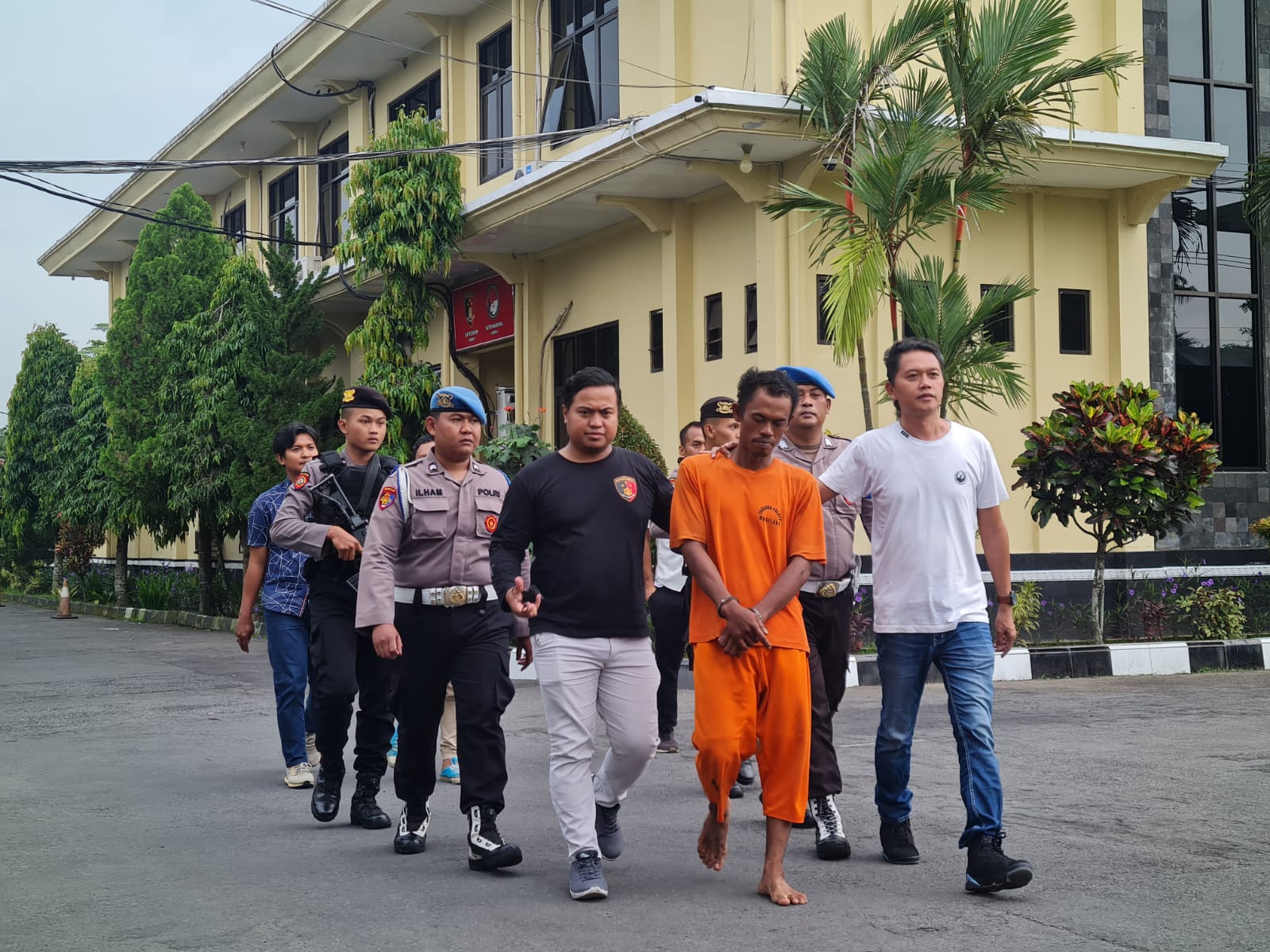 DITANGKAP: Pelaku tindak pidana pencurian dengan kekerasan bernama Supriyono berhasil ditangkap saat hendak pulang menuju Jakarta.