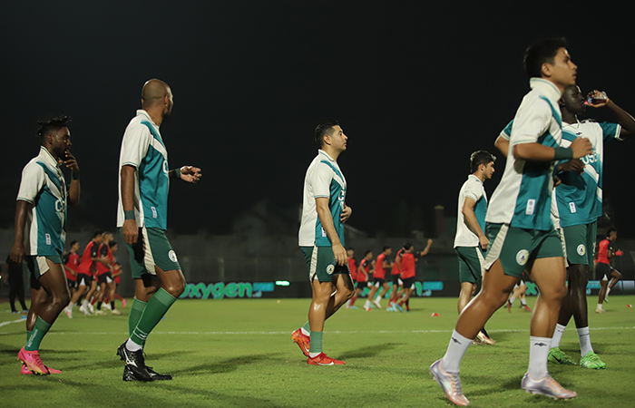 WAJIB MENANG: Para pemain PSS Sleman saat menjalani latihan di malam hari. Melawan Persib Bandung menjadi laga penentu nasib PSS ke depan.