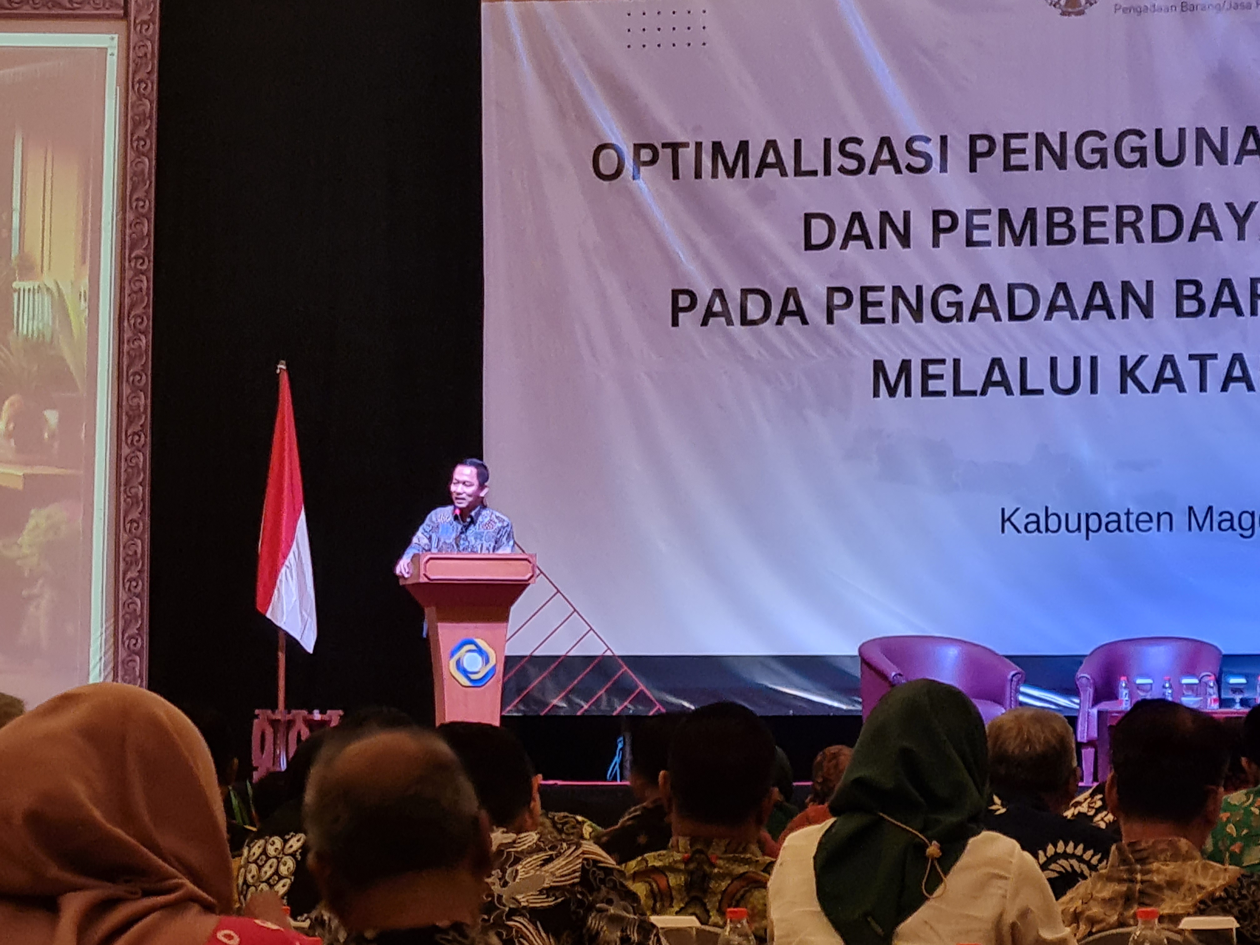 PAPARAN: Kepala LKPP RI Hendrar Prihadi saat memberikan arahan kepada para pelaku UMKK di Grand Artos Hotel & Convention Magelang, Jumat (26/4).