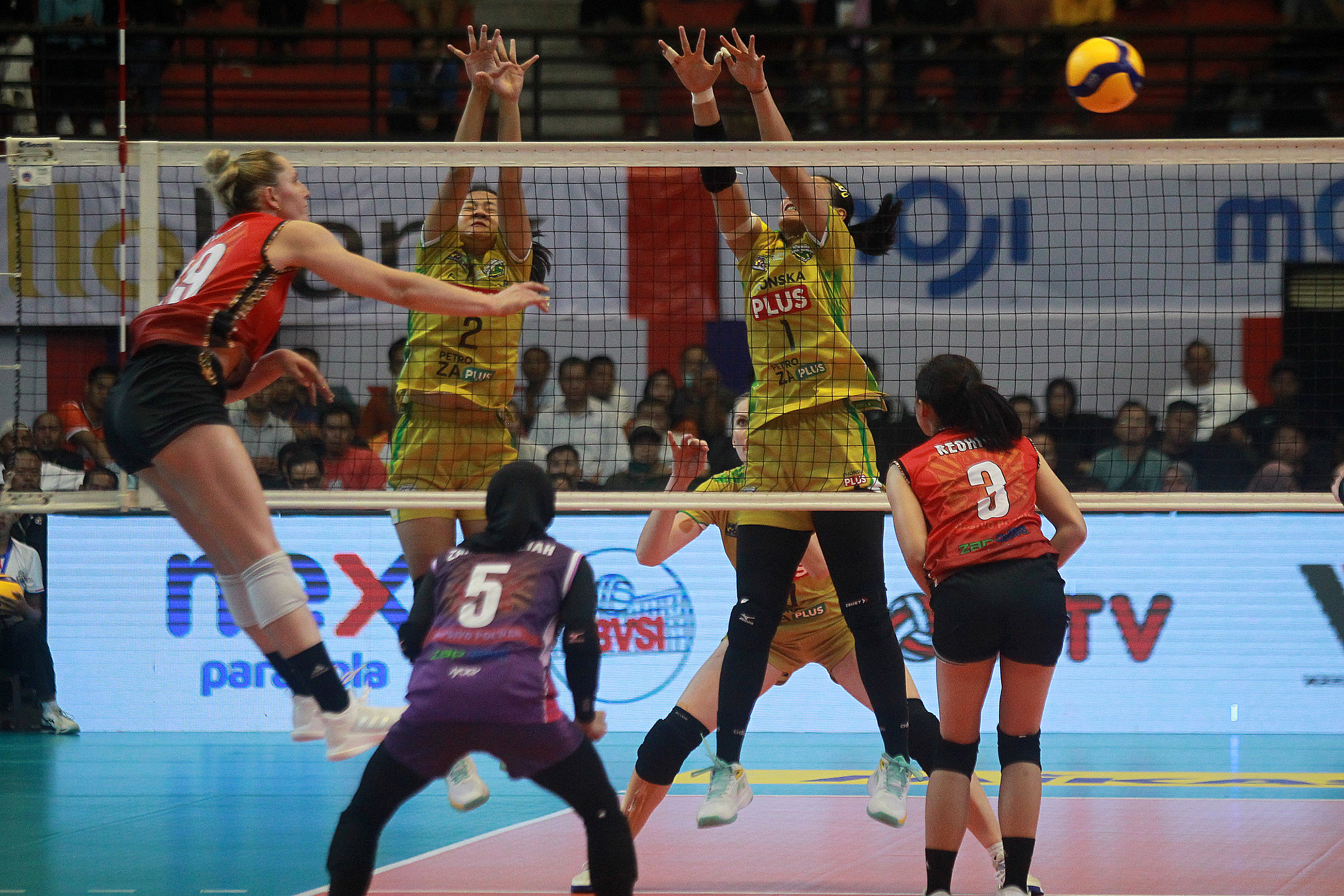 TAJAM: Pertandingan tim putri Jakarta Jakarta Popsivo Polwan (merah) melawan Gresik Petrokimia Pupuk Indonesia (kuning) dalam pertandingan Proliga 2024 di GOR Amongrogo, Kota Jogja, Jumat (26/4).