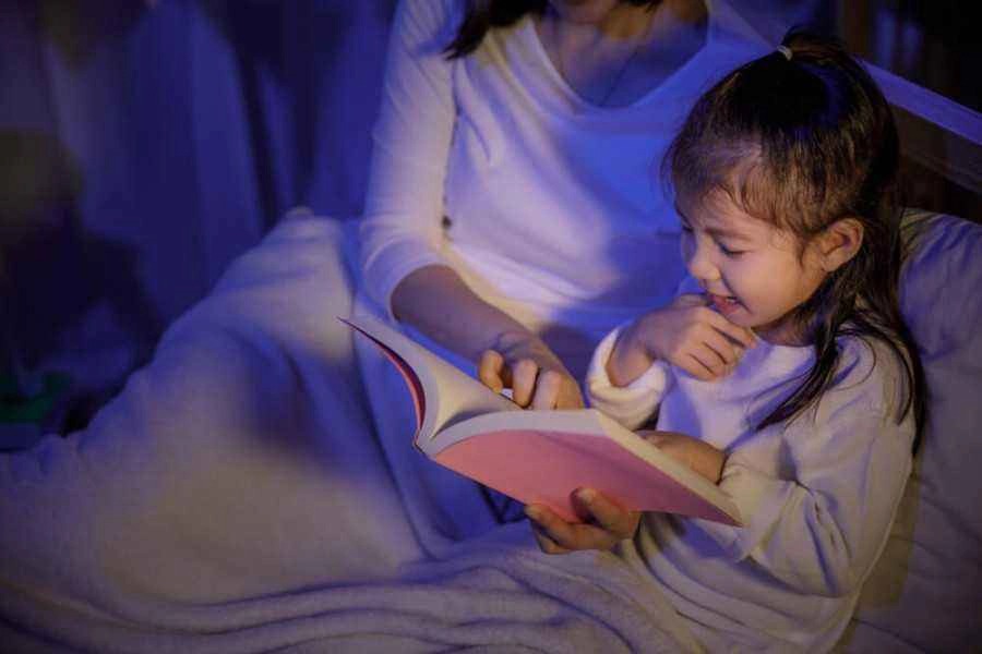 orang tua memberikan dongeng kepada anak memberikan sejumlah manfaat