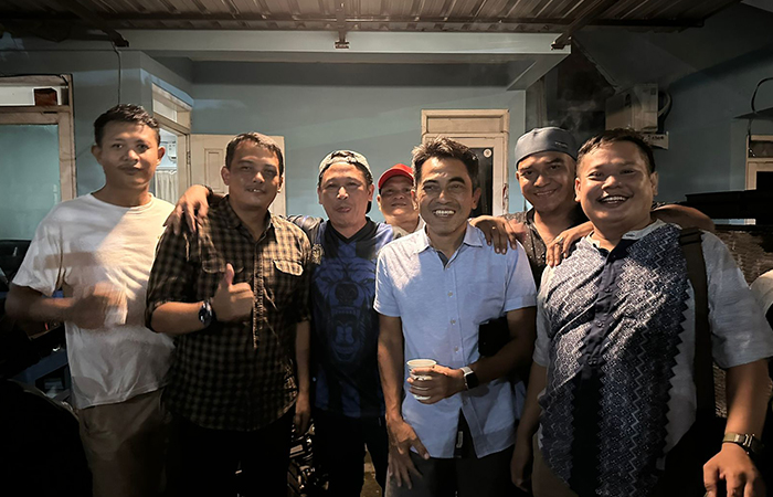Seto Nurdiyantoro dan Erwan Hendarwanto saat foto bersama dengan  parasuporter PSIM Jogja