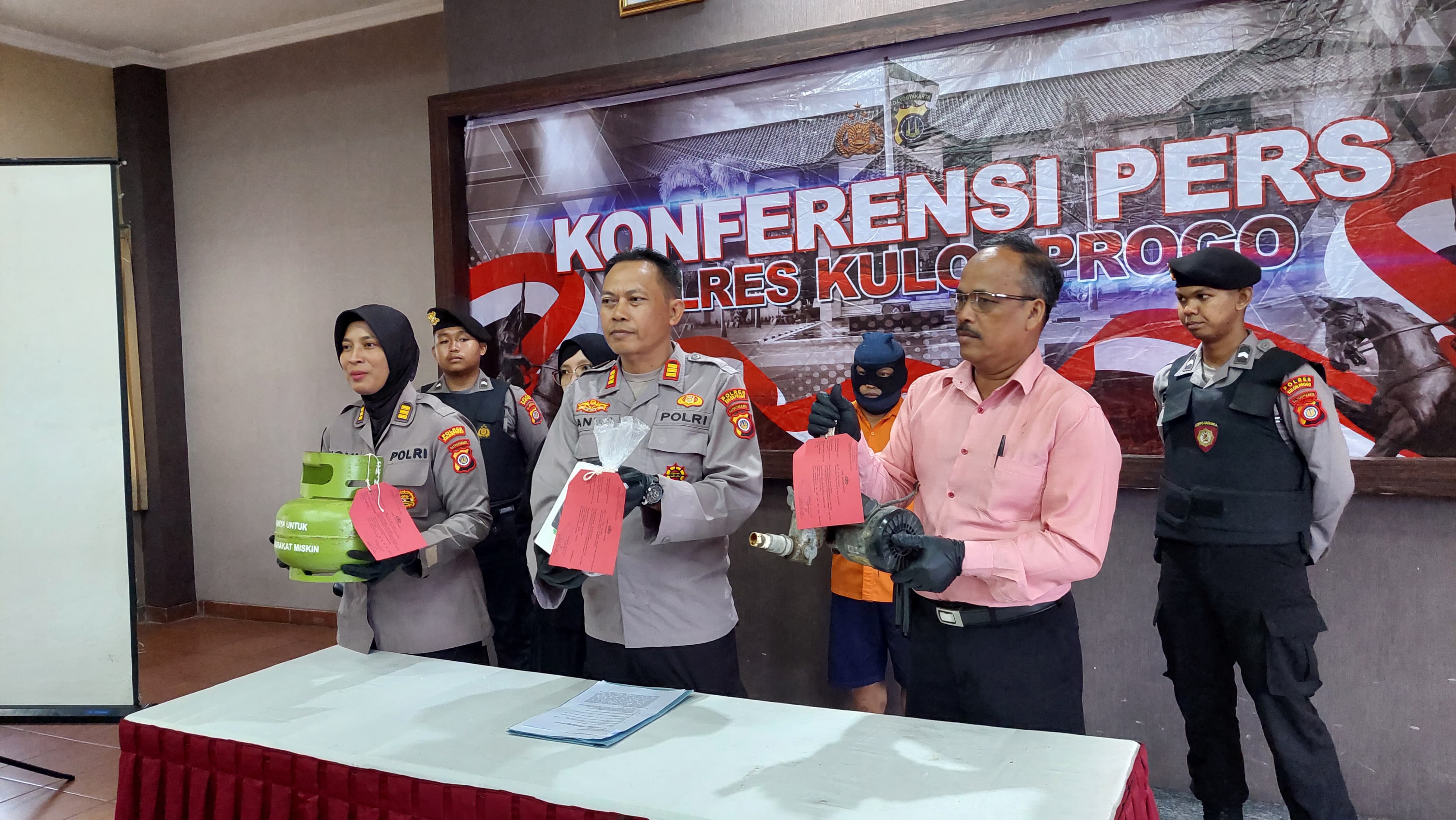UNGKAP: Kapolsek Samigaluh AKP Antu menunjukkan barang bukti pencurian di Mapolres Kulon Progo Jumat (26/4).