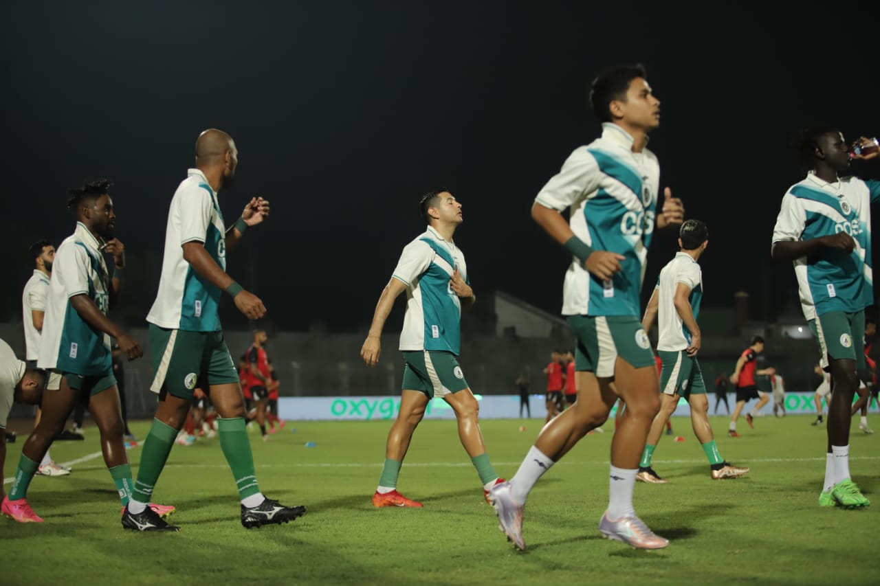 TARGET: Pemain PSS Sleman saat menjalani latihan di malam hari. (Dok PSS)