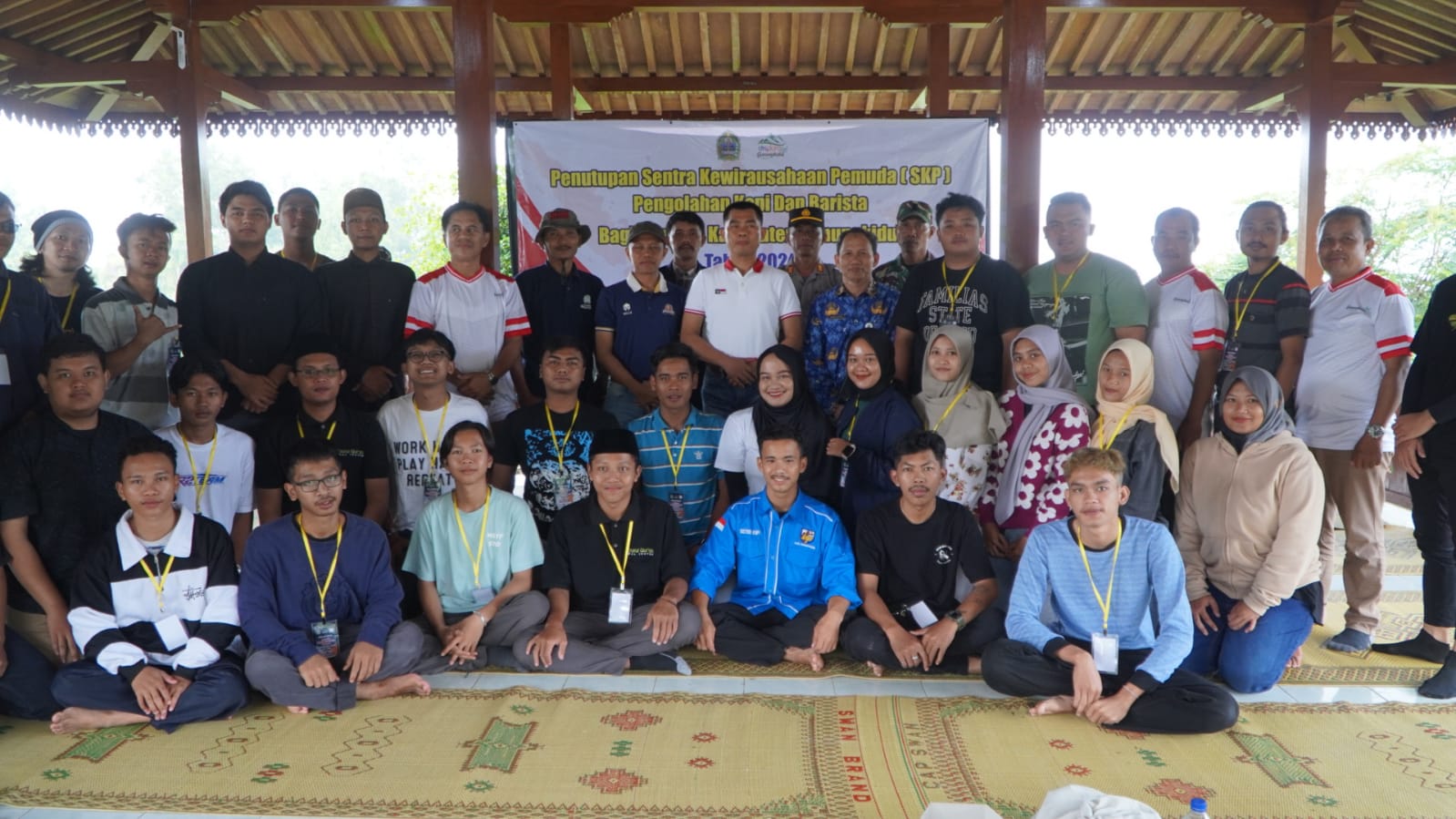 MAHIR: Peserta pelatihan barista bersama Bupati Gunungkidul Sunaryanta di Pendopo Wisata Gunung Gambar, Ngawen, Kamis (25/4) kemarin. (Dokumentasi Pemkab Gunungkidul)