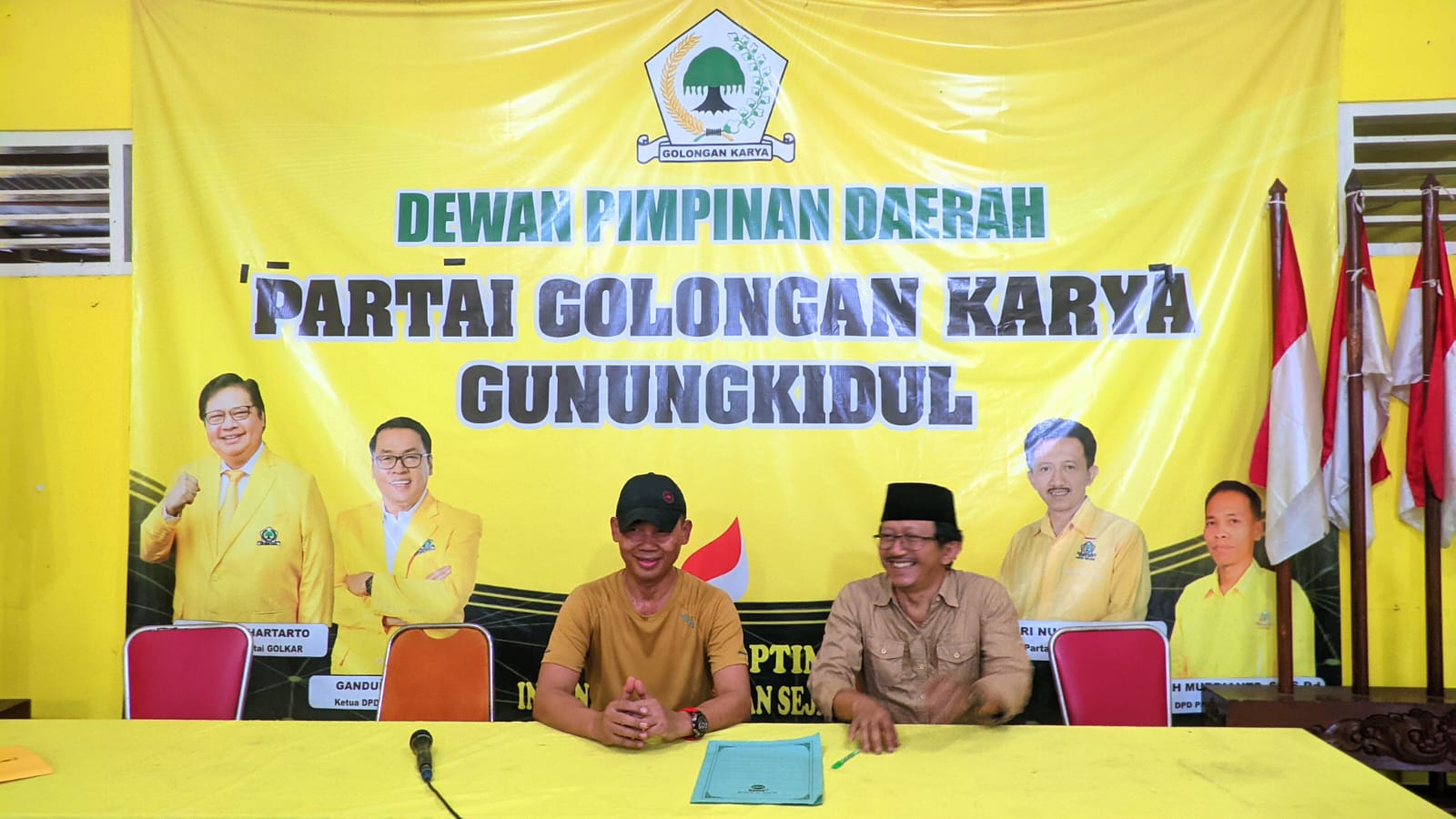KOMITMEN: Bupati Petahana Sunaryanta (Kiri) dan Ketua DPD Golkar Heri Nugroho (kanan) saat pengembalian formulir pendaftaran di kantor DPD Golkar Gunungkidul, Rabu (24/4).