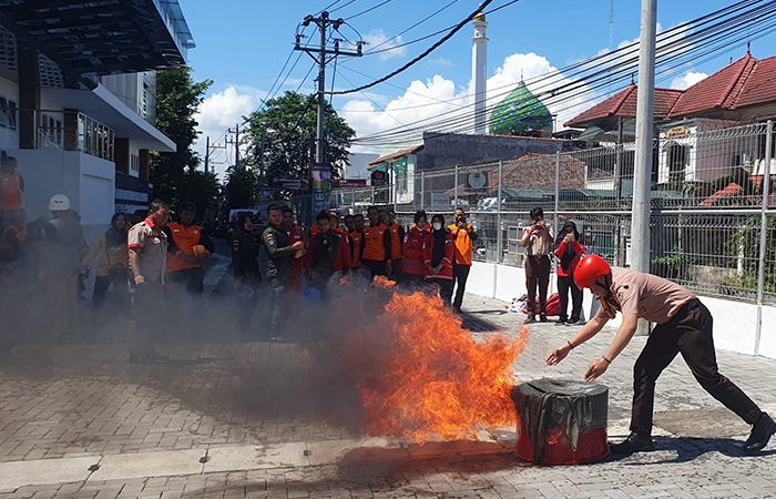 WASPADA: Warga Kampus UPNYK mengikuti simulasi gempa bumi dan kebakaran bangunan baru Gedung Laboratorium Terpadu dan Gedung Layanan Akademik Prof. Drs. H. R. Bambang Soeroto Kampus 1 Jumat (26/4).