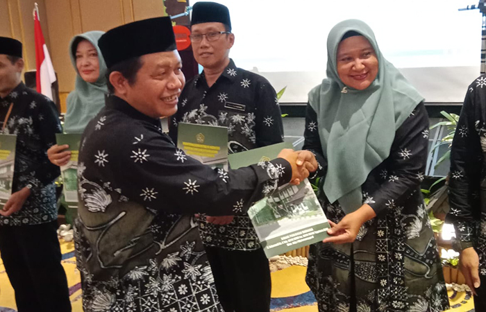 SELAMAT - Pemberian penghargaan pengguna Jogja Madrasah Digital (JMD) terbaik se-Jogjakarta berlangsung di Denpasar Bali.