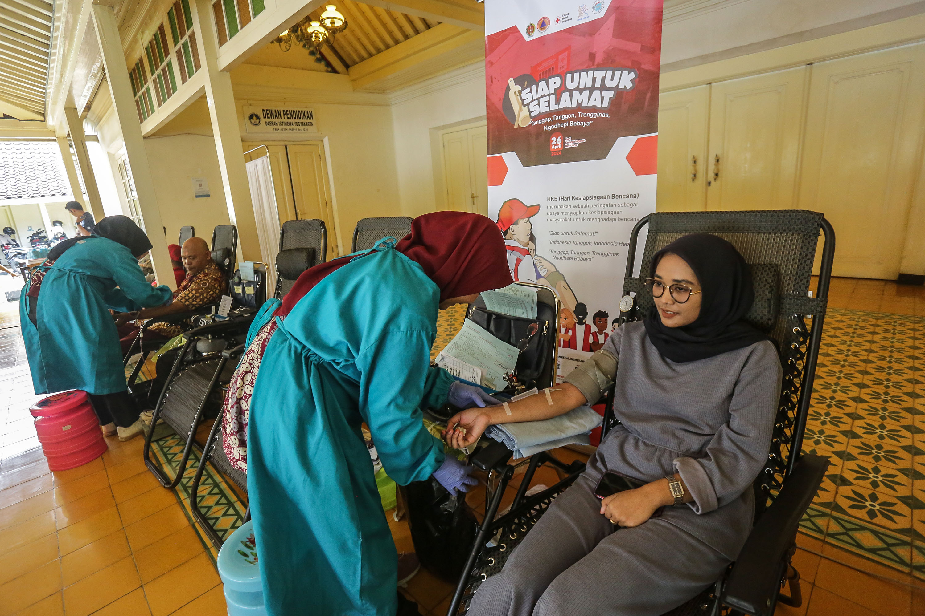 Petugas PMI Kota Jogja melakukan pengambilan darah pendonor dalam peringatan Hari Kesiapsiagaan Bencana (HKB) 2024 di Pendopo Wiyoto Projo Kompleks Kepatihan Jogja Jumat (26/4).