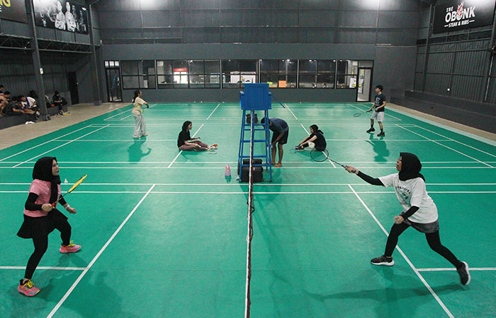TREN POSITIF: Pelanggan saat memanfaatkan waktu luang seusai bekerja dengan bermain badminton di GOR Area Badminton, Depok, Sleman kemarin (26/4).