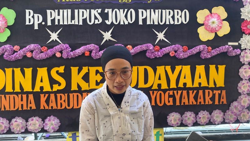 Sastrawan perempuan Okky Madasari saat takziah di PUKY Bantul. Ia kenang semasa dirinya belajar dengan Joko Pinurbo (Jokpin).