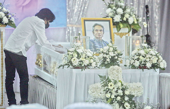 selamat jalan: Jenazah penyair Joko Pinurbo (Jokpin) disemayamkan di rumah duka PUKJ kawasan Sonosewu, Kasihan, Bantul, kemarin (27/4). Jenazah akan dikebumikan di
