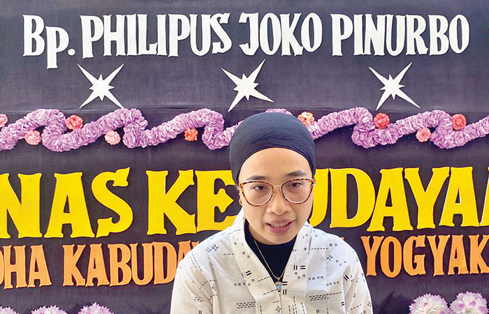 RELEVAN: Sastrawan perempuan Okky Madasari saat melayat ke rumah duka PUKJ, Sonosewu, Bantul.