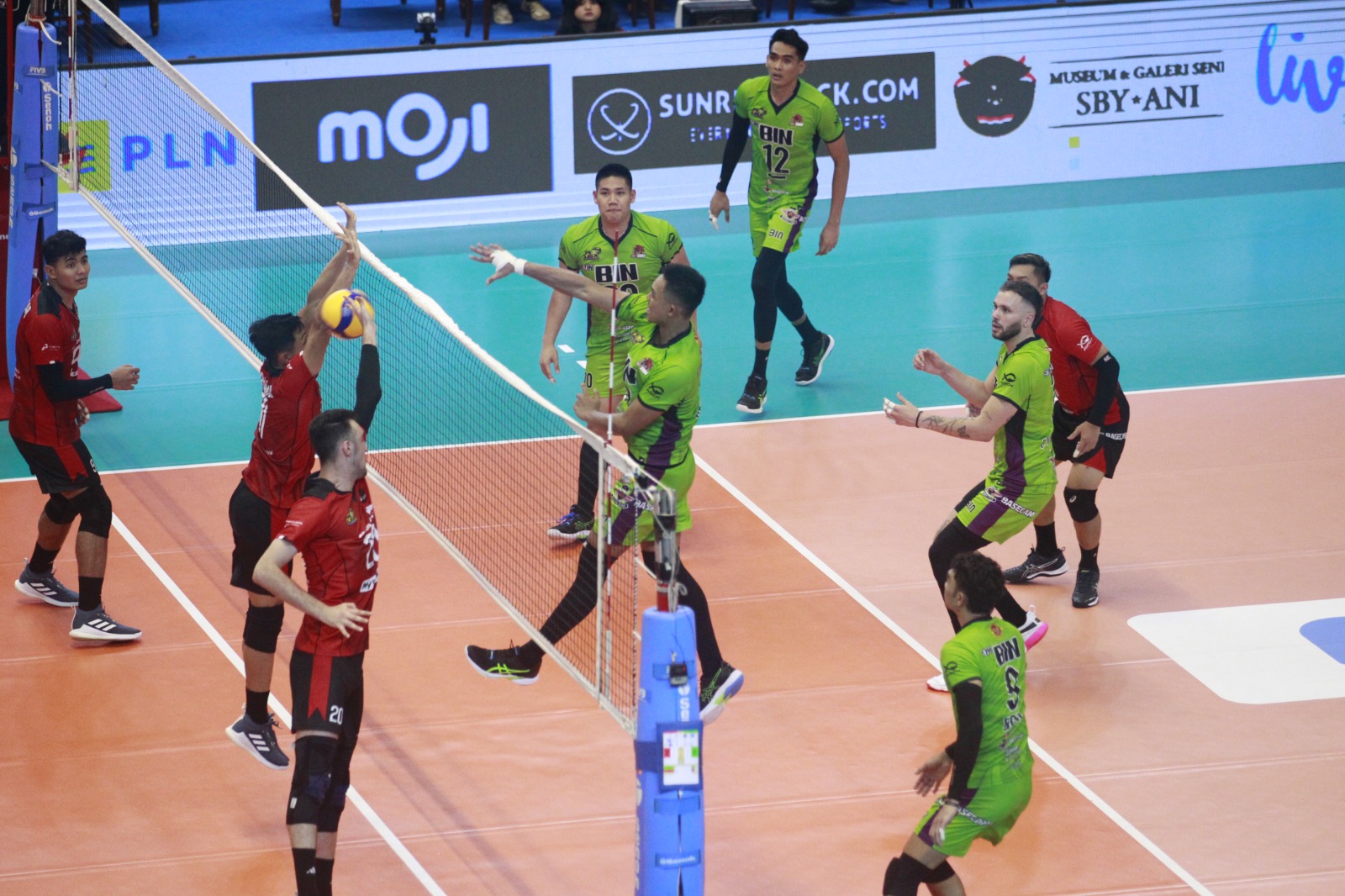 Tim putra Jakarta STIN BIN  memetik kemenangan dengan mengalahkan Jakarta Pertamina Pertamax dalam lanjutan PLN Mobile Proliga 2024, di GOR Amongrogo, Yogyakarta, Minggu (24/04/2024)
