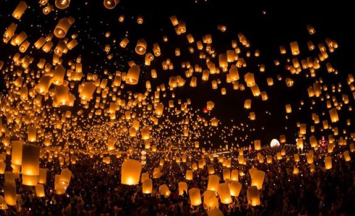 festival lampion pada saat puncak perayaan Waisak di Candi Borobudur