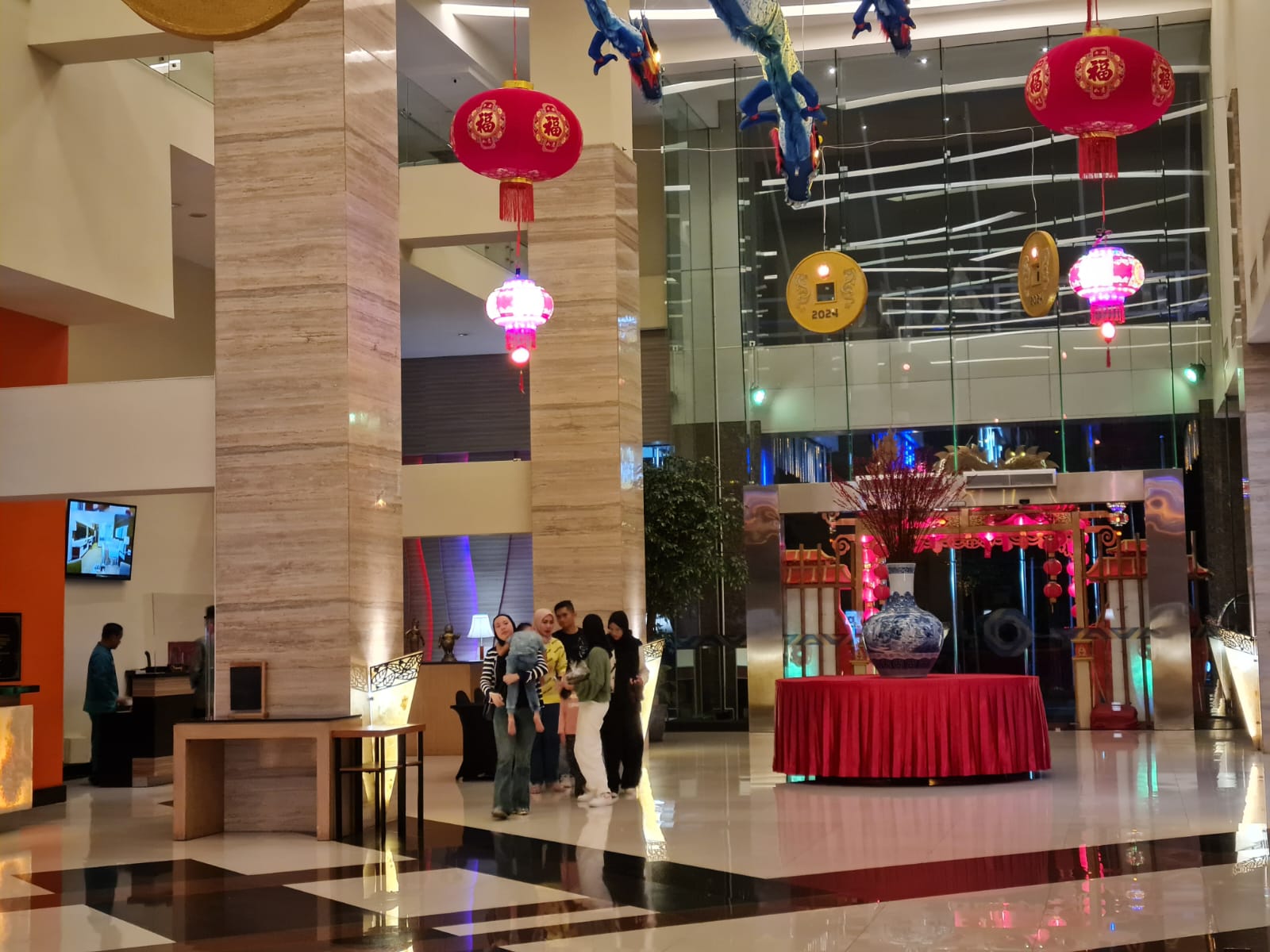SEPI: Suasana lobi Grand Artos&nbsp;Hotel&nbsp;& Convention Magelang saat malam hari.&nbsp;