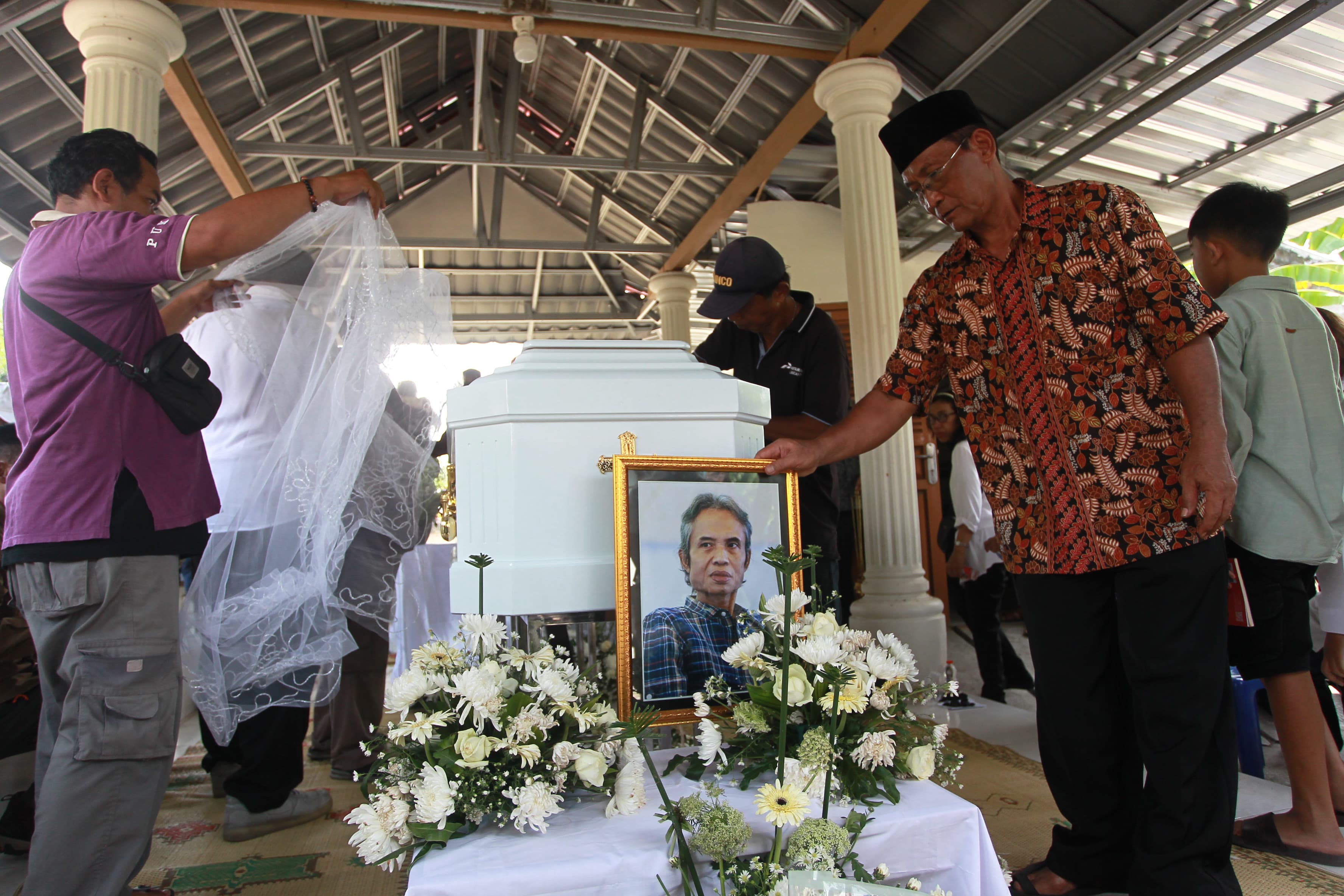 RINDU: Prosesi pemakaman sastrawan Joko Pinurbo di makam Demangan, Wedomartani, Ngemplak, Sleman, Minggu (27/4).