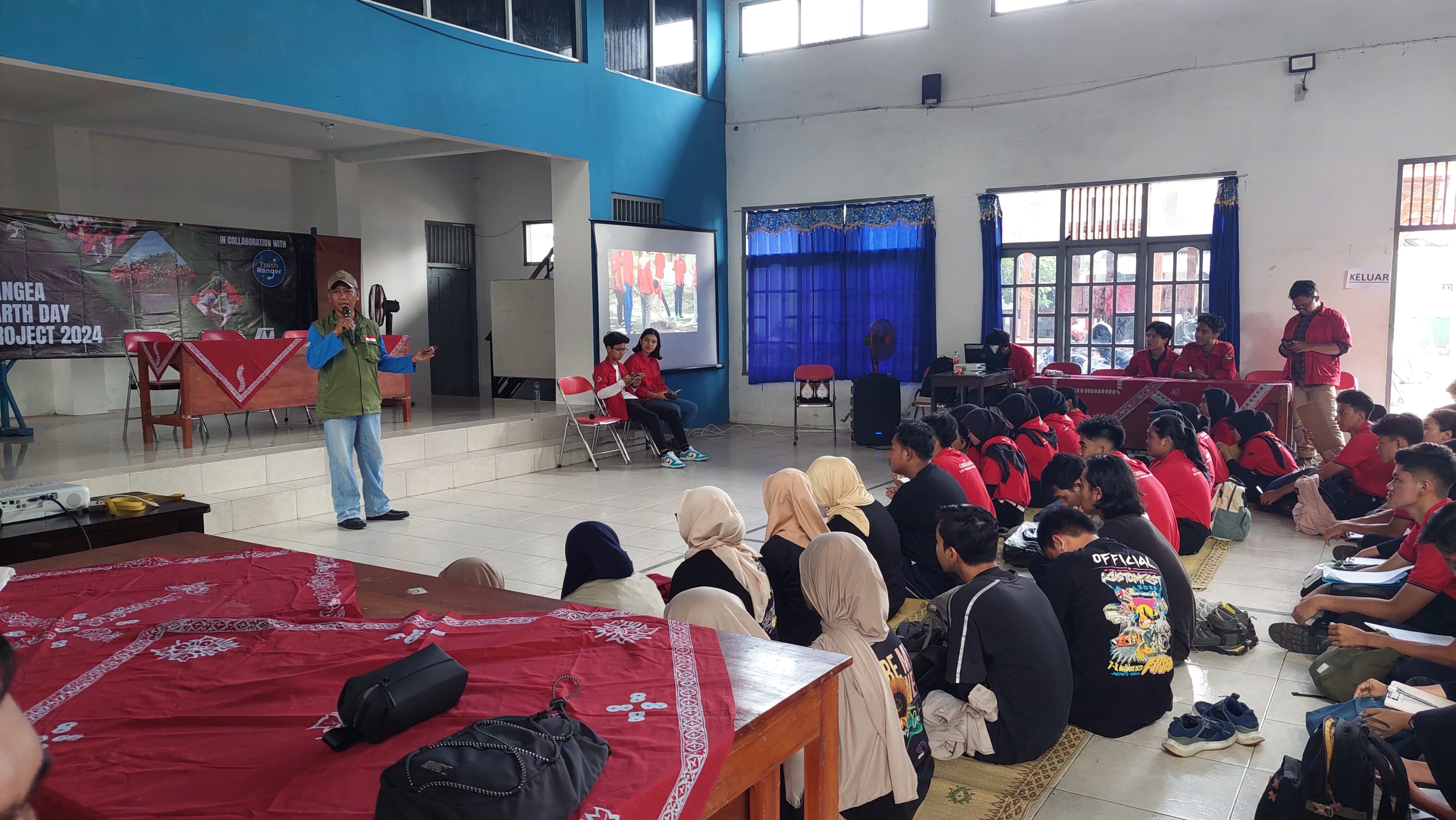 PEDULI: Ratusan masyarakat dan mahasiswa berkumpul sebelum bersih-bersih dilakukan. (Anom Bagaskoro/Radar Jogja)