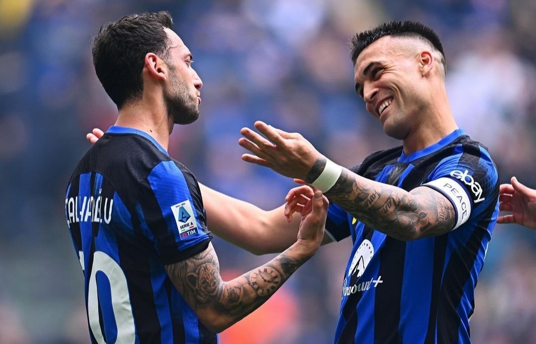 BIRU: Hakan Calhagnolu rayakan gol ke gawang Torino bersama Lautaro Martinez (ig inter)