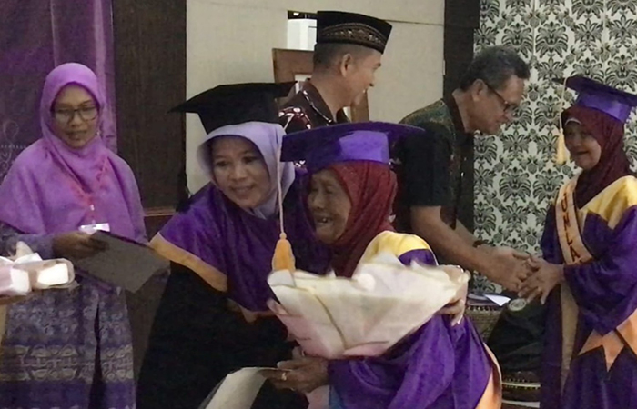 HARI TUA - Senyum bahagia siswa lansia Salsa saat menjalani proses wisuda di wilayah Kabupaten Kulonprogo pada, Sabtu (27/4)