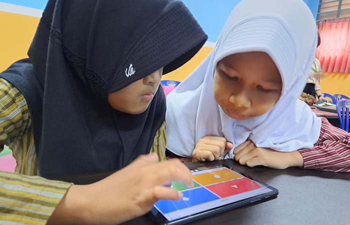 MASA DEPAN BANGSA: Anak-anak dibekali dengan kemampuan literasi dan numerasi melalui pemanfaatan teknologi informasi.