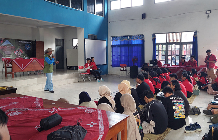 PEDULI LINGKUNGAN: Ratusan masyarakat dan mahasiswa berkumpul sebelum bersih-bersih dan penanaman mangrove di Pantai Trisik, (28/4).(Anom Bagaskoro/radar jogja)
