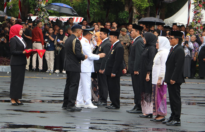 PRESTASI: Bupati Kulon Progo periode 2017-2022 menerima penghargaan tanda kehormatan Satyalancana Karya Bhakti Praja Nugraha, disematkan oleh Mendagri Tito Karnavian.