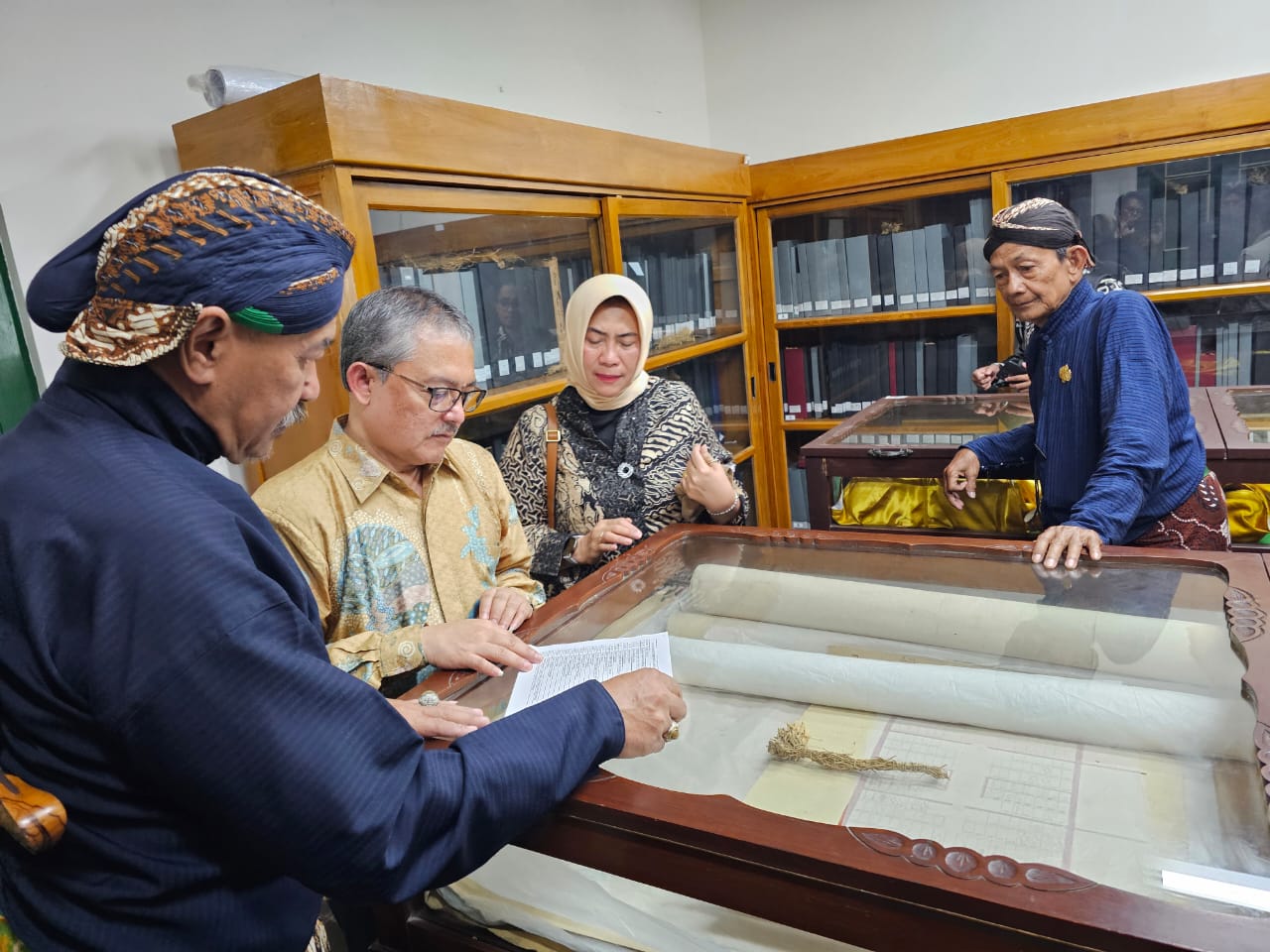 Plt. Kepala Perpusnas E. Aminudin Aziz serta jajaran melihat koleksi di Keraton Jogja