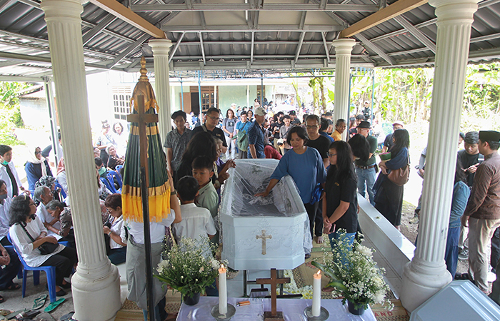 HARU: Prosesi pemakaman sastrawan Joko Pinurbo di makam Demangan, Wedomartani, Ngemplak, Sleman, (27/4).