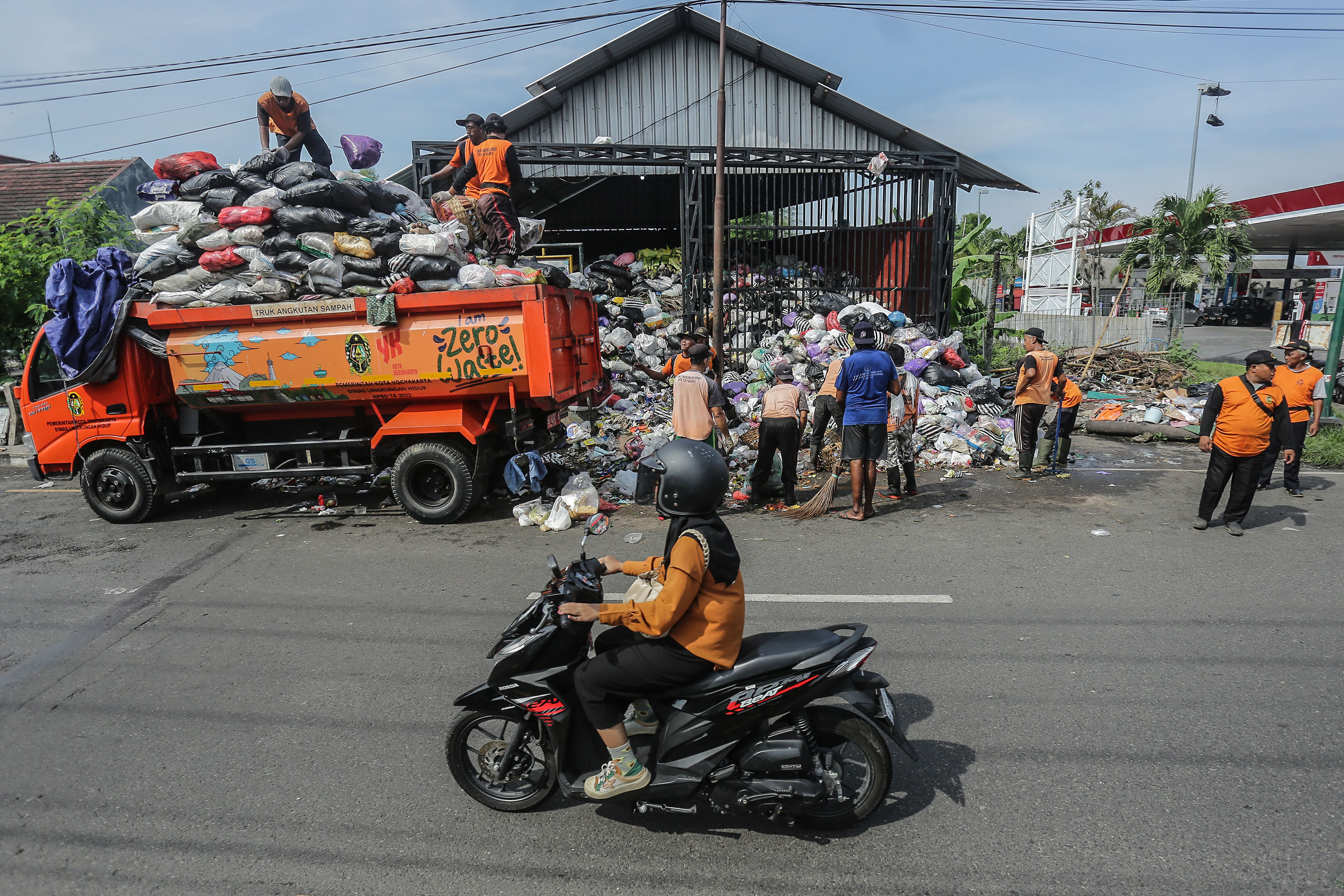TERTIB: Petugas melakukan pengangkutan sampah di depo kawasan Baciro, Gondokusuman, Jogja, Rabu (25/4). Pemkot Jogja mengubah jam keberangkatan truk pengangkut sampah ke depo lebih pagi.