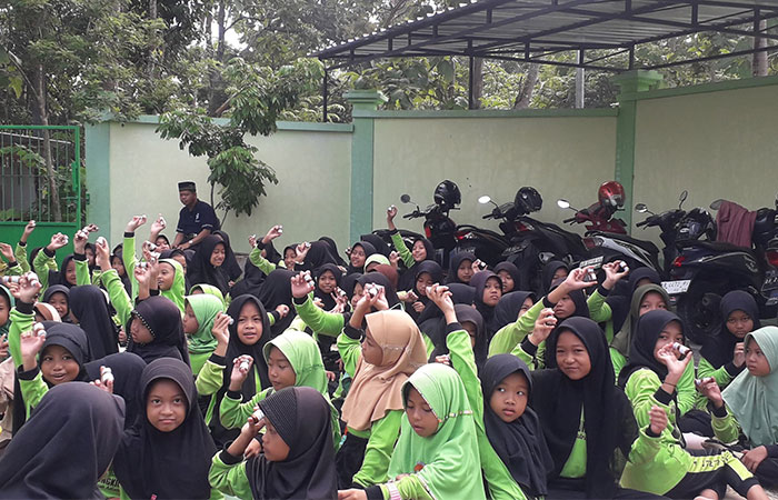 ANTUSIAS: Sejumlah murid MIN 4 Gunungkidul ketika sedang menikmati menu sarapan pagi di halaman sekolah.