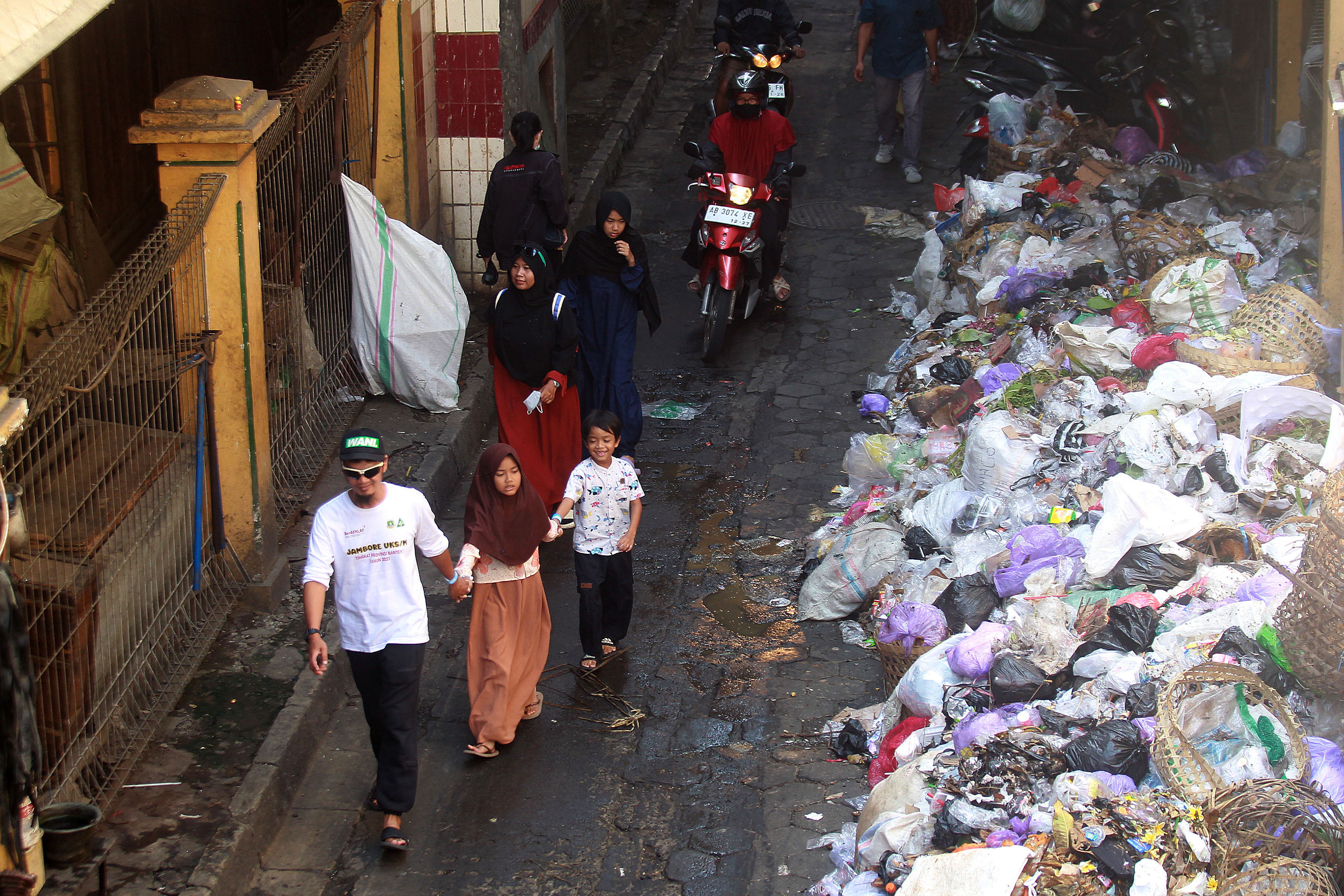 TIDAK TERTIB: Tumpukan sampah di sekitar Pasar Beringharjo Jogja Senin (29/4).