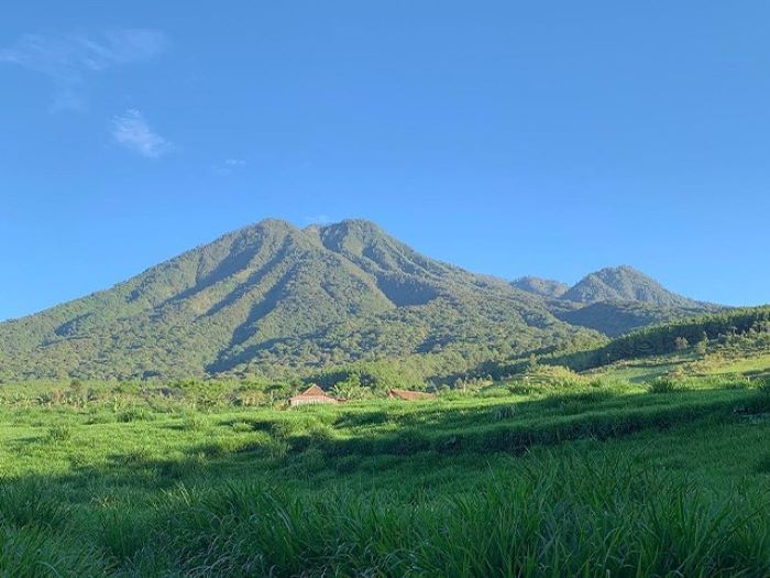 Gunung Kawi yang merupakan salah satu gunung yang konon disebut sebagai tempat pemujaan dan pesugihan.