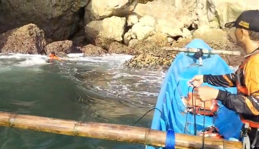 Proses evakuasi jasad korban yang terjatuh dari ketinggian tebing Ngluwo, Kalurahan Giricahyo, Purwosari, Kabupaten Gunungkidul, Minggu (28/4).