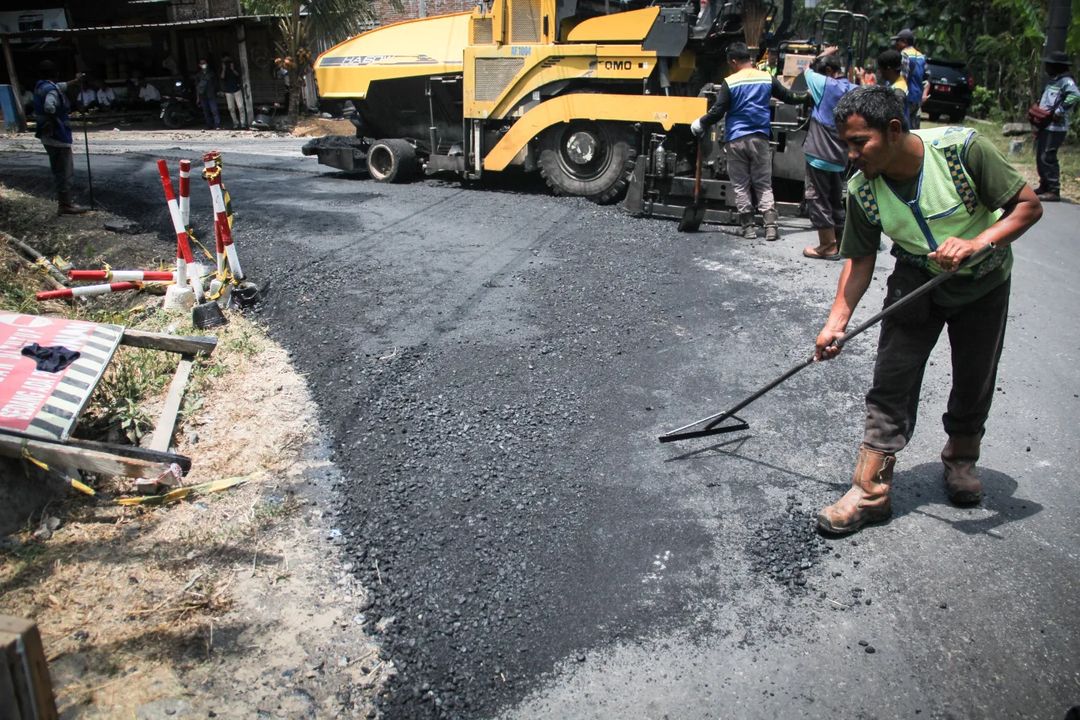 PERBAIKAN: Pekerja melakukan pengaspalan dan perbaikan jalan di ruas Jalan Metes-Bangunjiwo, Sedayu, Bantul.&nbsp;(GREGORIUS BRAMANTYO/RADAR JOGJA)