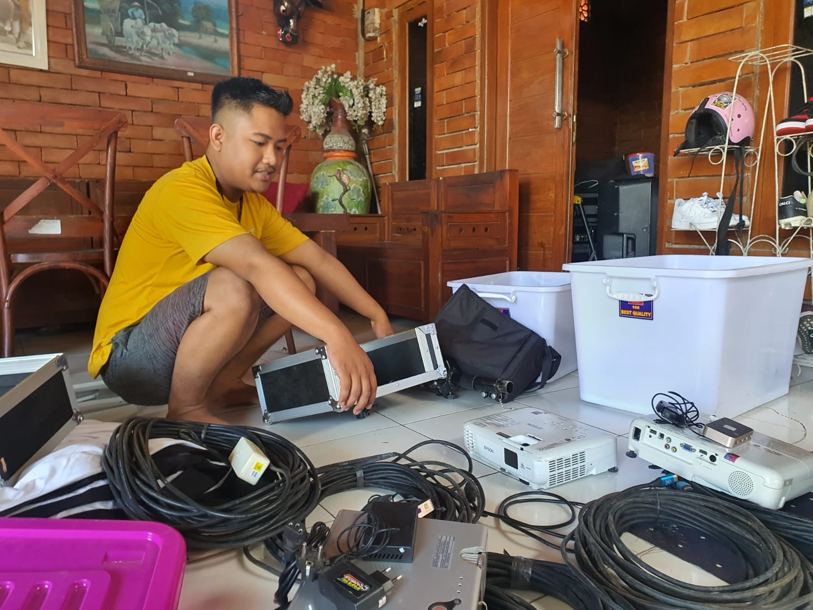 PANEN PESANAN: Usaha Rental Proyektor Ras Kamera Gunungkidul kebanjiran orderan untuk Nobar Semi Final Timnas Indonesia Vs Uzbekistan, Senin (29/4). (Andi May/Radar Jogja)