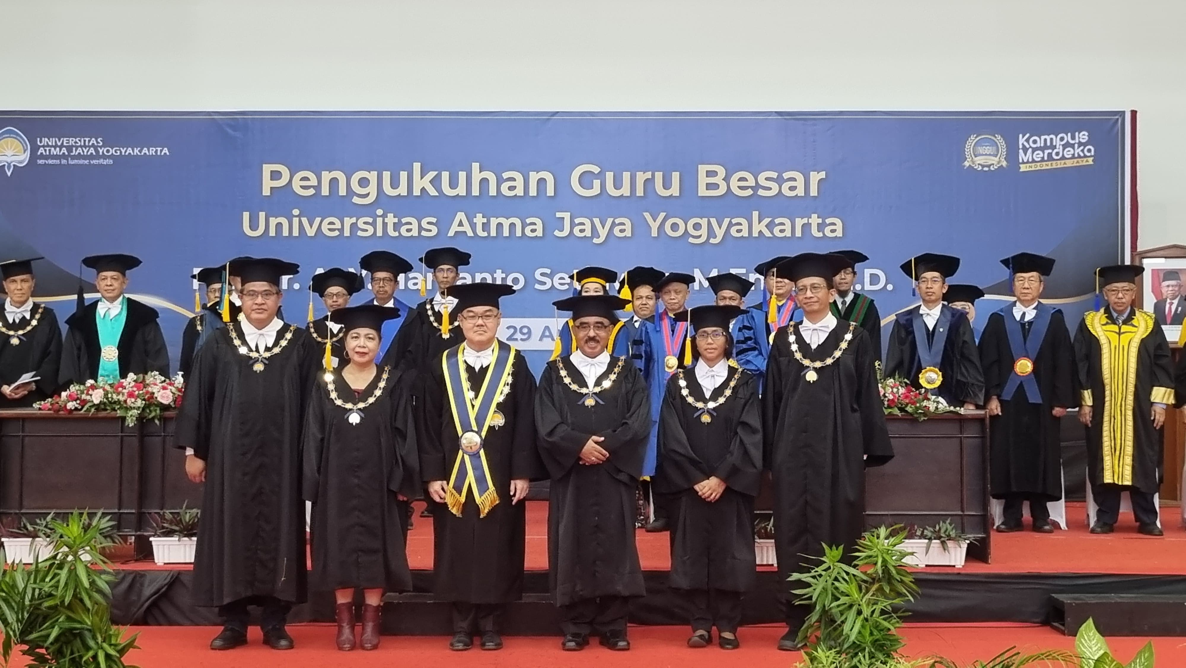 MANFAAT: Sesi pengukuhan guru besar baru UAJY Prof Ir A.Y. Harijanto Setiawan MEng PhD di Hall Student Center Kampus II UAJY, Senin (29/4).