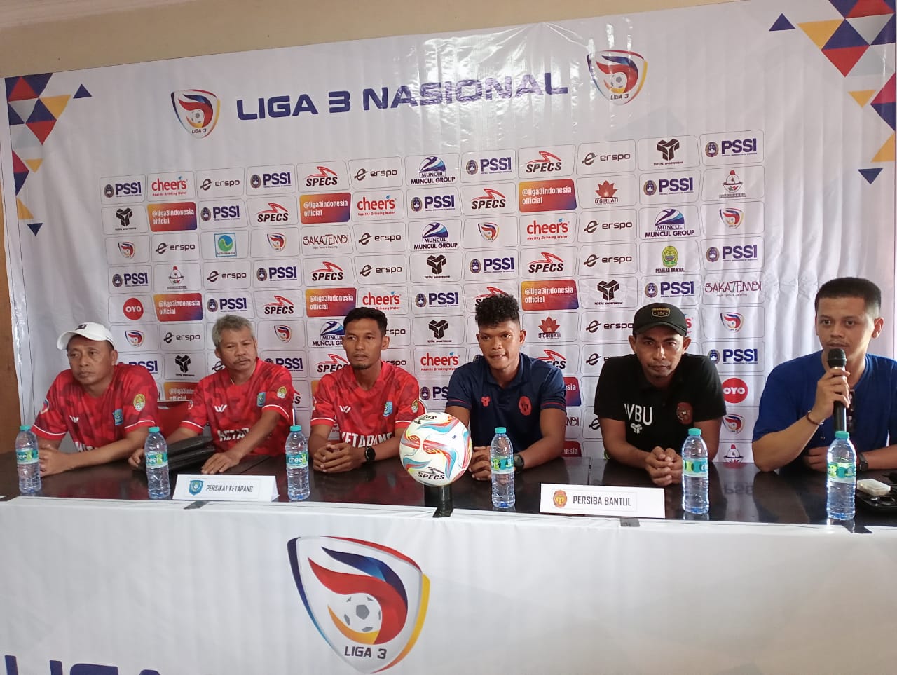 PERDANA: Asisten Pelatih Persiba Bantul Wusono Budi Ugik Sugiyanto (dua dari kanan) dan pelatih kepala Persekat Ketapang Supriyanto (paling kiri).