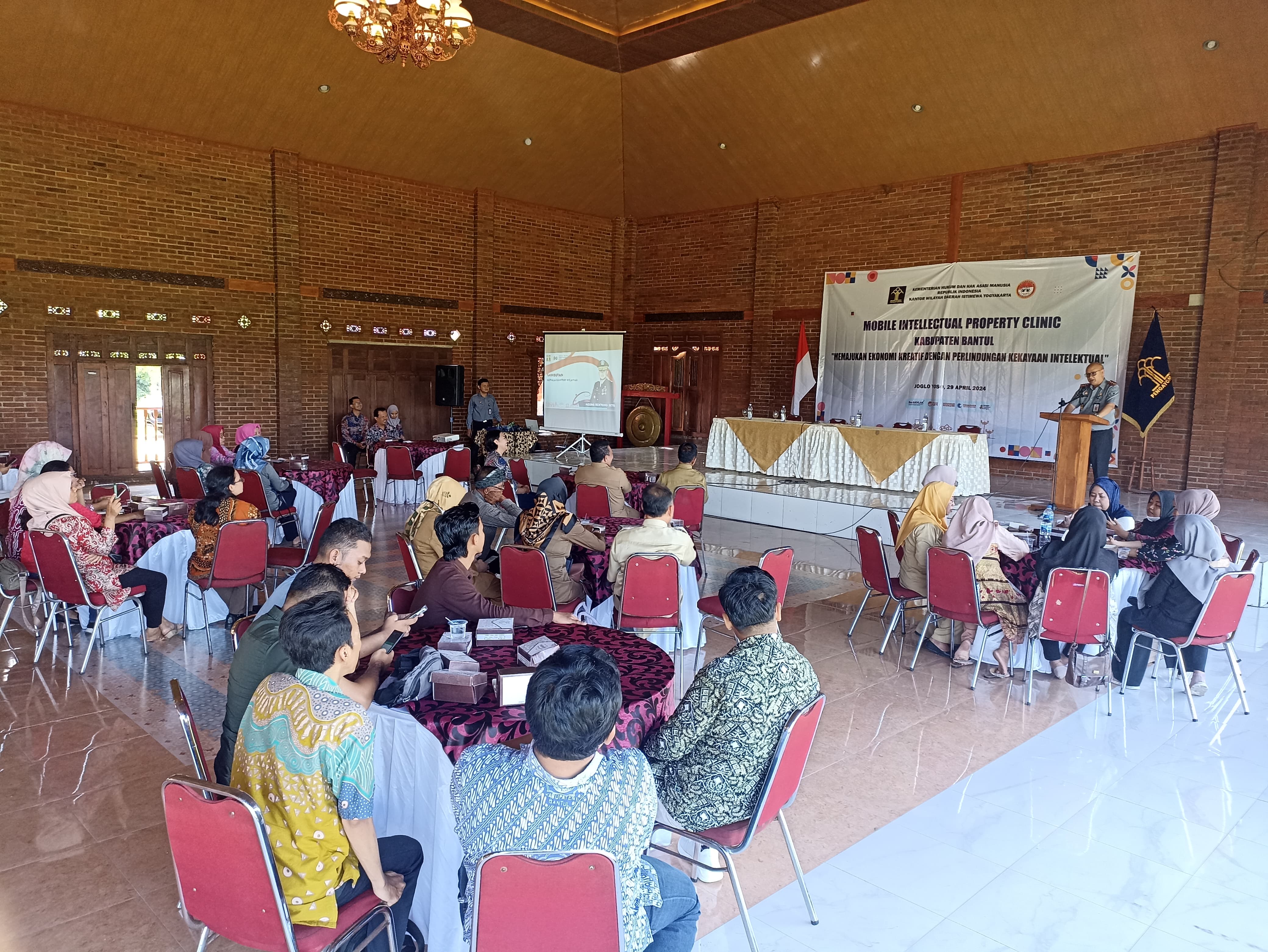 LINDUNGI: Kanwil Kemenkumham DIY mensosialisasikan pentingnya hak kekayaan intelektual kepada para pelaku ekonomi kreatif di Kabupaten Bantul pada Senin (29/4/2024).