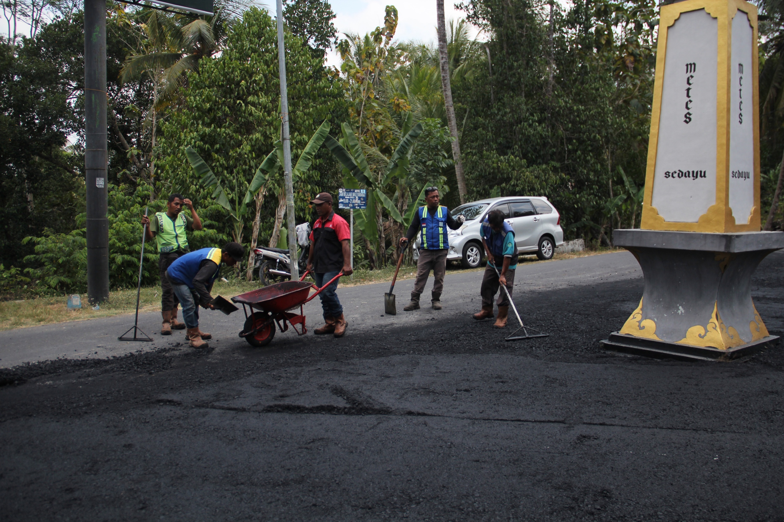 HALUS: Pekerja melakukan pengaspalan dan perbaikan jalan di ruas jalan Metes-Bangunjiwo, Sedayu, Bantul, Rabu (27/9/2024). (Gregorius Bramantyo/Radar Jogja)