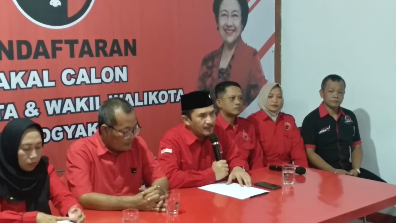 ASAL SESUAI KRITERIA:Ketua DPC PDIP Kota Jogja Eko Suwanto mengumumkan proses penjaringan bakal calon wali kota dan wawali Jogja dari PDIP kemarin (29/4).&nbsp;(Agung Dwi Prakoso/Radar Jogja)